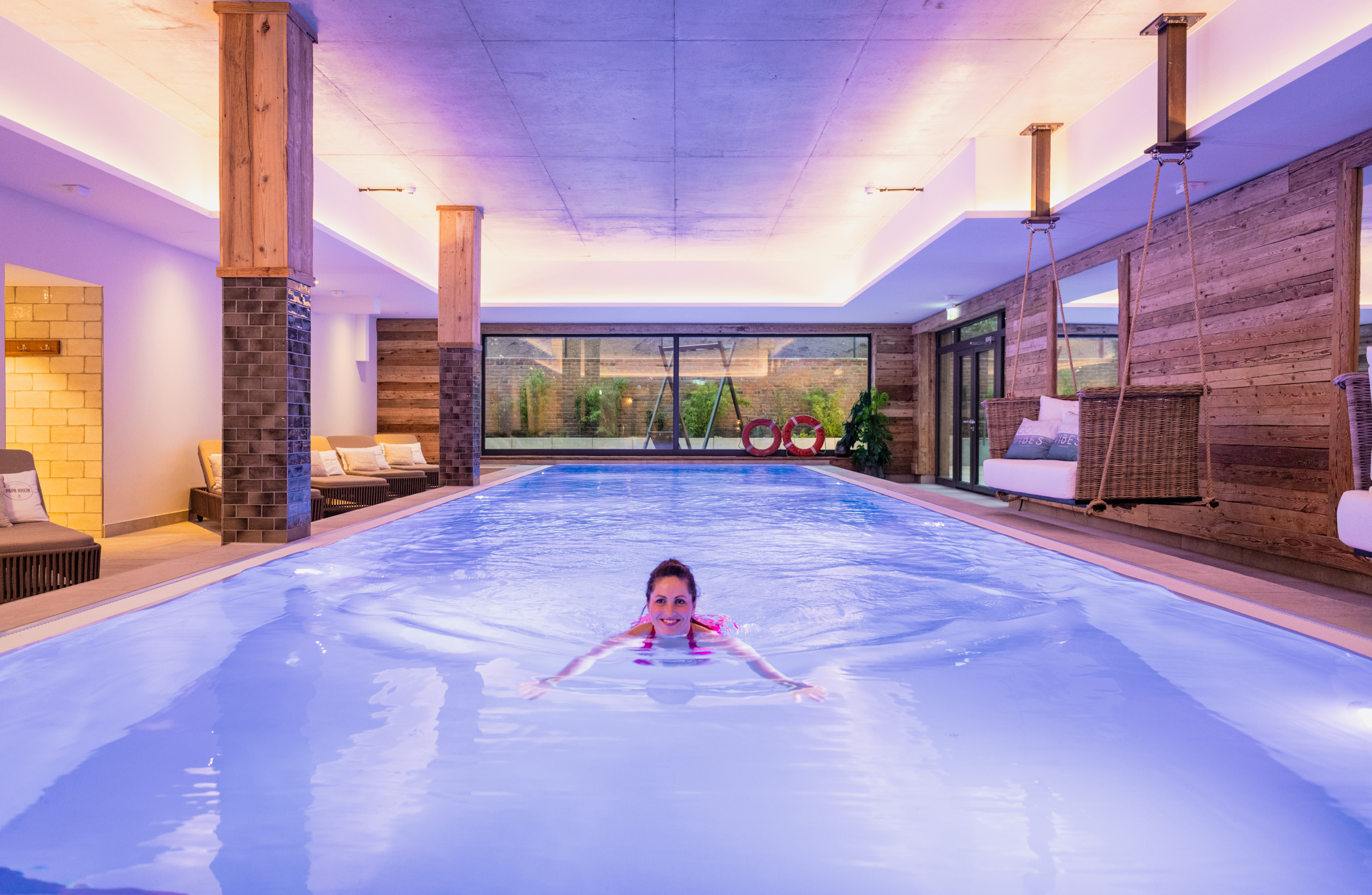 Papa-Rhein-Wellness-Hotel-uralub-Mittelrhein-blick-Bingen-Spa-Innenpool