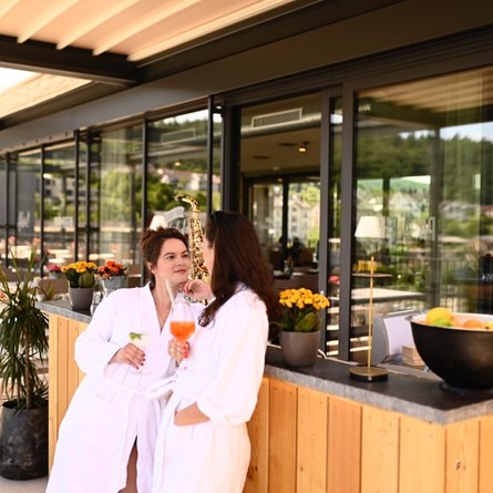 Genießt das schöne Wetter bei einem kalten Drink an unserer Poolbar!☀️🍹  #poolbar #paparhein #drinks #chillout #lidodeck