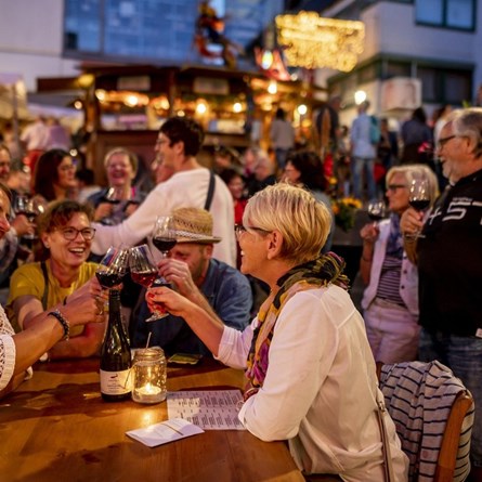 Hoch die Gläser!🍷 Das Binger Winzerfest startet heute!🎉 Vom 2. bis 12. September wird auf den schönsten Plätzen der Stadt gefeiert. Spannende Weinproben, Live-Musik, Sport-Wettkämpfe und ein imposantes Lichtspektakel sind nur einige der Highlights in diesem Jahr.  #bingerwinzerfest #bingenamrhein #paparheinhotel #wein #drinks