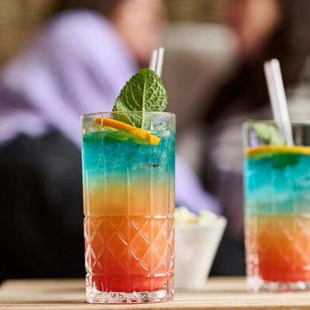 But first… Cocktails!   Unser Barchef Bene hat sich was ganz Besonderes für euren Gaumen überlegt. Im Juni erhaltet ihr den eigens kreierten „Pride to be“ - Cocktail an unserer Bootshaus-Bar.🍹  #pridemonth #paparhein #pridetobe #cocktail #love4all