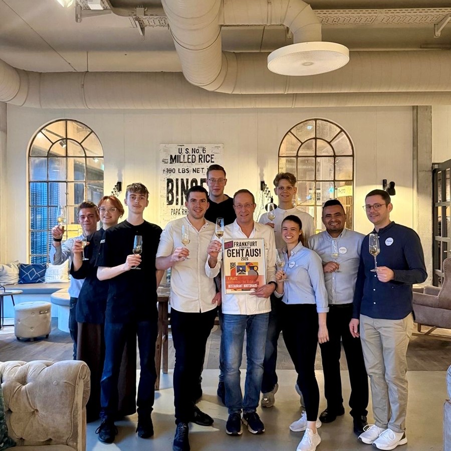 CONGRATS! 🥳  Unser Restaurant @bootshausbingen wurde vom @journalfrankfurt in der Rubrik "Frankfurt geht aus! Rhein-Main feine Küche" mit dem 1. Platz ausgezeichnet! 🥇  Wir sind wahnsinnig stolz und gratulieren @n.henkel , @danielwagnerhartmann & deren Teams zu dieser tollen Leistung. ⚓️  Reservierungen unter „Restaurantreservierungen“ in unserer Bio!   Wir freuen uns auf euch!  #paparheinfeeling #kulinarik #wennrausdannrhein #frankfurtgehtaus