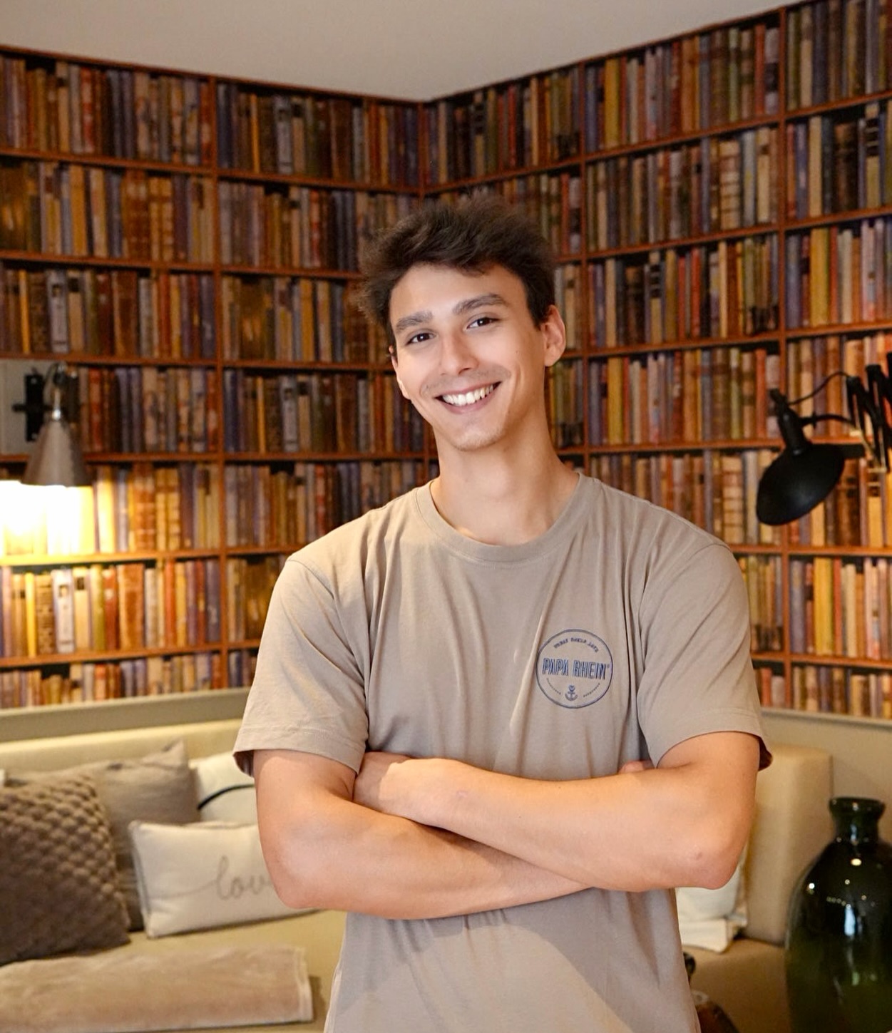 Meet the Crew⚓️  Heute stellen wir Euch Marcelo vor, der 2024 als Praktikant hier bei uns im PAPA RHEIN gestartet ist. Anfang diesen Jahres hat er seine (verkürzte!) Ausbildung zum Hotelfachmann erfolgreich abgeschlossen und schließlich seinen Ankerplatz in unserem Hafen Spa gefunden.  Gerade erst hat er eine Weiterbildung als „Saunameister“ absolviert und begrüßt Euch an den Wochenenden in einer unserer Aufguss-Saunen mit seinem neu erworbenen Fachwissen!🤩   Wir sind stolz & dankbar, dass Du Teil der PAPA RHEIN-Crew bist⚓️  #paparhein #ausbildung #crewlove #aufguss