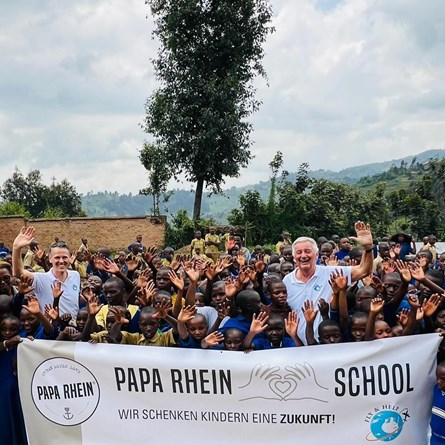 Unser Inhaber Jan ist aktuell zusammen mit der @flyandhelp Stiftung in Ruanda:   „Das Highlight meiner Afrika-Reise! Heute haben wir die PAPA RHEIN Schule eröffnet! Eingerichtet mit Holzmöbeln, Toiletten und 3 Schulräumen für Grundschüler mit einer 1.000 Liter-Wasserzisterne. Denn Wasser ist das knappste Gut in Ruanda. Das Dorf hat uns mit einem tollen Fest begrüßt. Ich bin dankbar, dass wir hier mit unserem PAPA RHEIN – Team und unseren Gästen Unterstützung leisten konnten. @reinermeutsch und seine Fly & Help – Stiftung hat nun allein in Ruanda 101 Schulen gebaut und über 800 auf der ganzen Welt. Dank seinem Engagement haben 150.000 Kinder weltweit einen trockenen, sauberen und sicheren Bildungsplatz. Ein SEHR berührender Augenblick fürs Leben.“    Wir wünschen dir noch eine schöne Zeit mit vielen tollen Erinnerungen, lieber Jan, und freuen uns auf deine Rückkehr!  #paparhein #flyandhelp #ruanda #reinermeutschstiftung