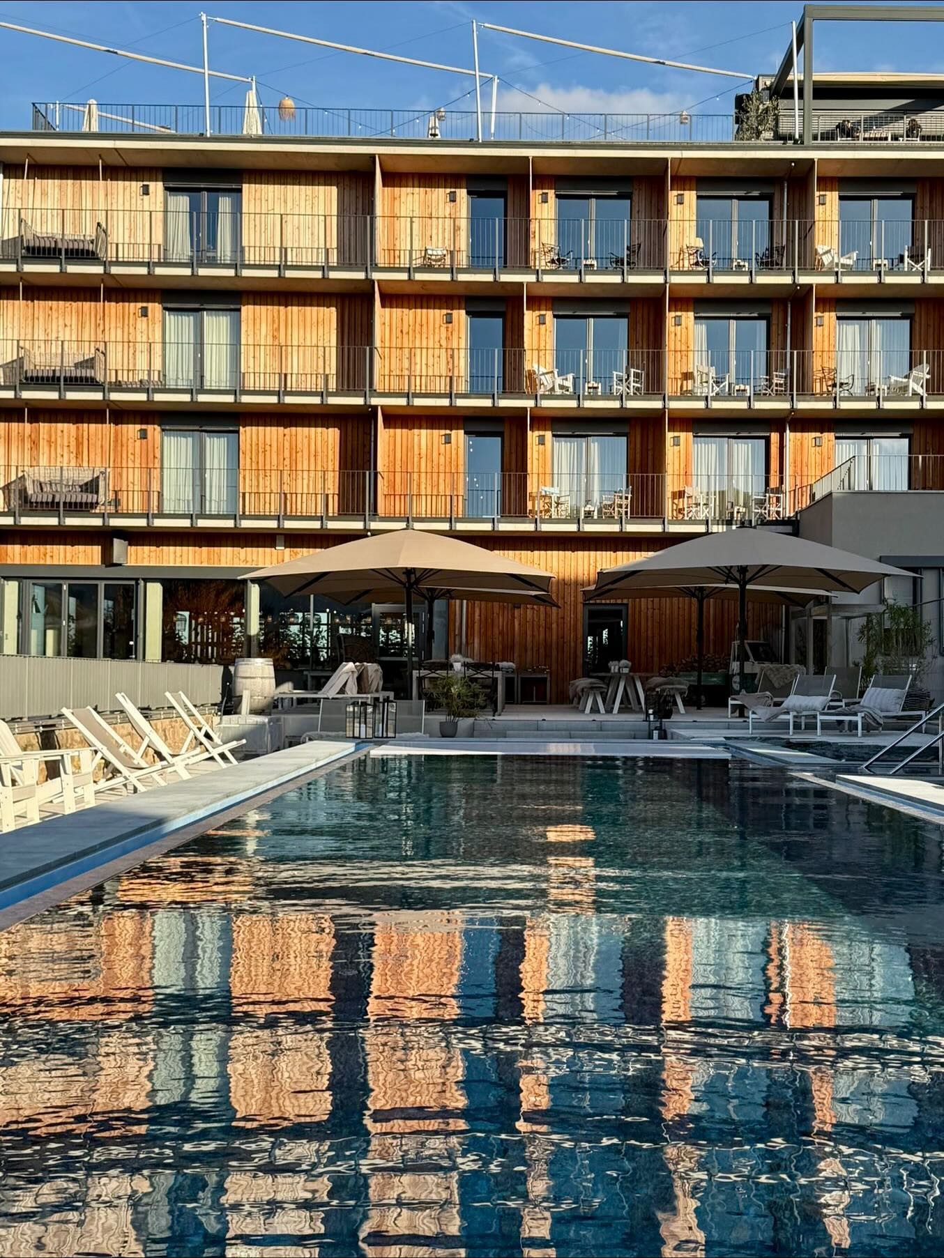 🩵 NOW OPEN! 🩵  Hat hier jemand „20 Meter langer, 32° Grad warmer, ganzjährig beheizter Aussenpool“ gesagt?! 🤩  Welcome to the Papa Rhein-Family💧  #newestadditiontothefamily #happyplace #pooltime💦 #paparheinfeeling @bootshausbingen @n.henkel