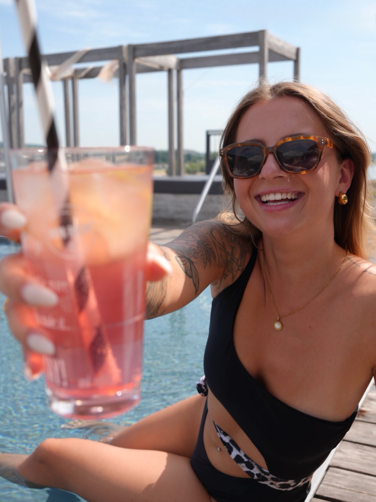 Cheers to summertime!🩷  #paparhein #cheers #summer #pooltime #wennrausdannrhein