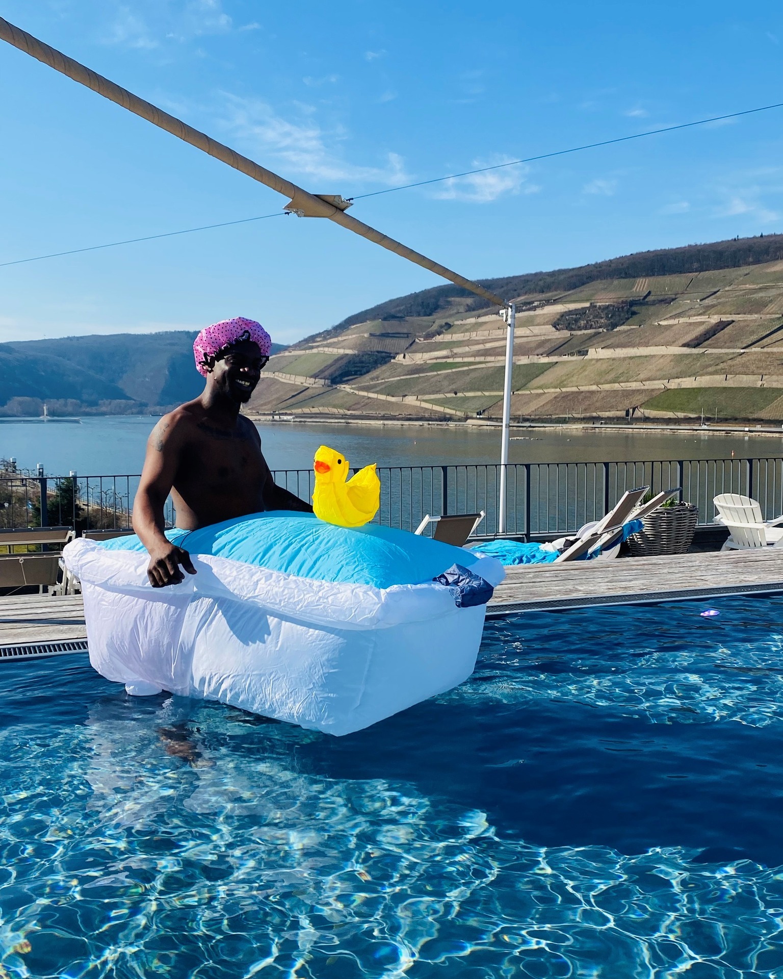LEINEN LOS - Anbaden auf dem Lido! 🛁⛱  Ab heute könnt ihr euren Anker ⚓️ wieder auf dem Lido Deck werfen - THE place to be!  Der Pool ist wieder geöffnet und hat kuschelige 30° 🔥  Genießt einen Cocktail bei besten Blicken ins Mittelrheintal und lasst euch dabei die 🌞 auf den Bauch scheinen.  Wir freuen uns auf euch!  Eure PAPA RHEIN - Crew 💙