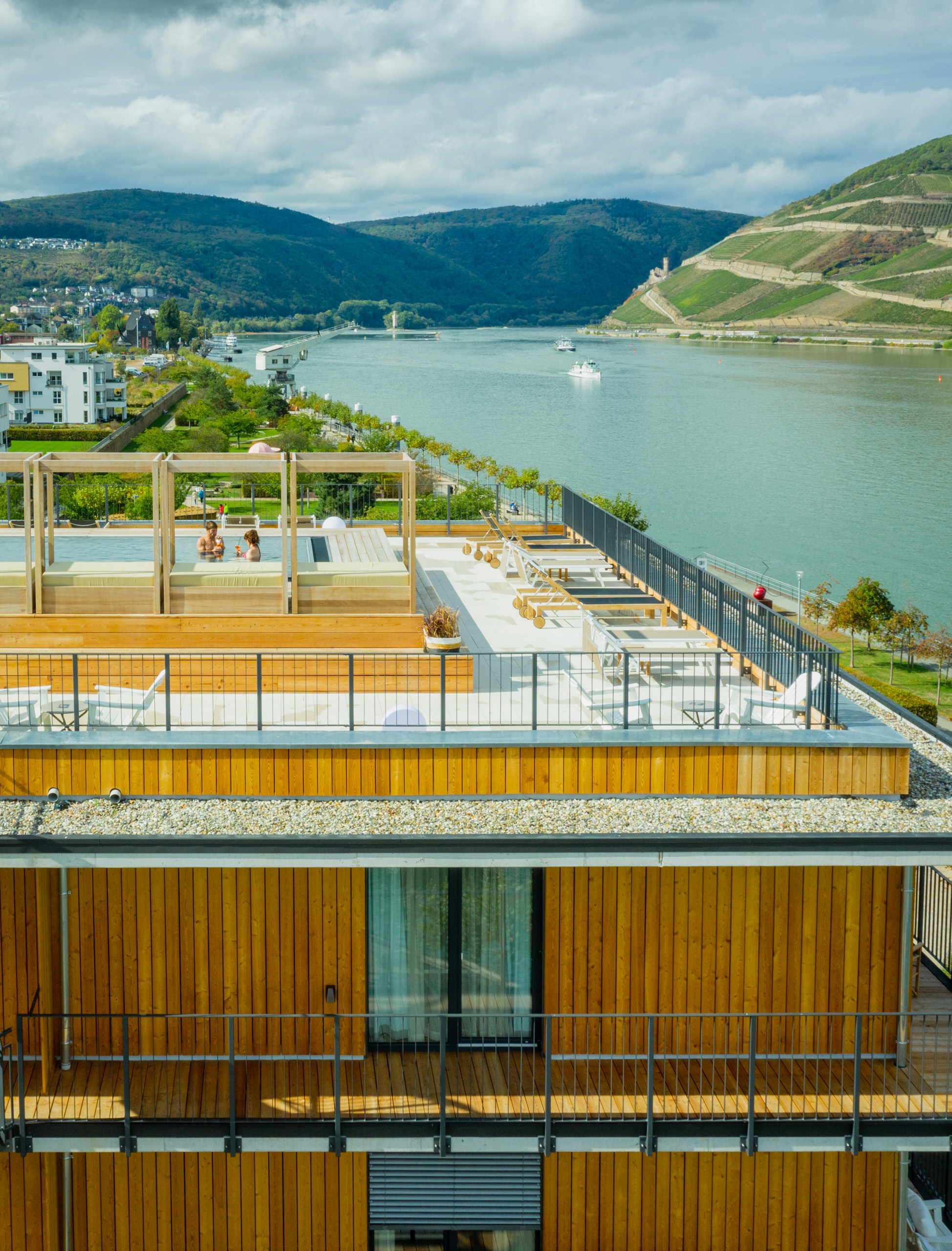 Papa-Rhein-Wellness-Hotel-uralub-Mittelrhein-blick-Bingen-Dachterasse-Pool-02