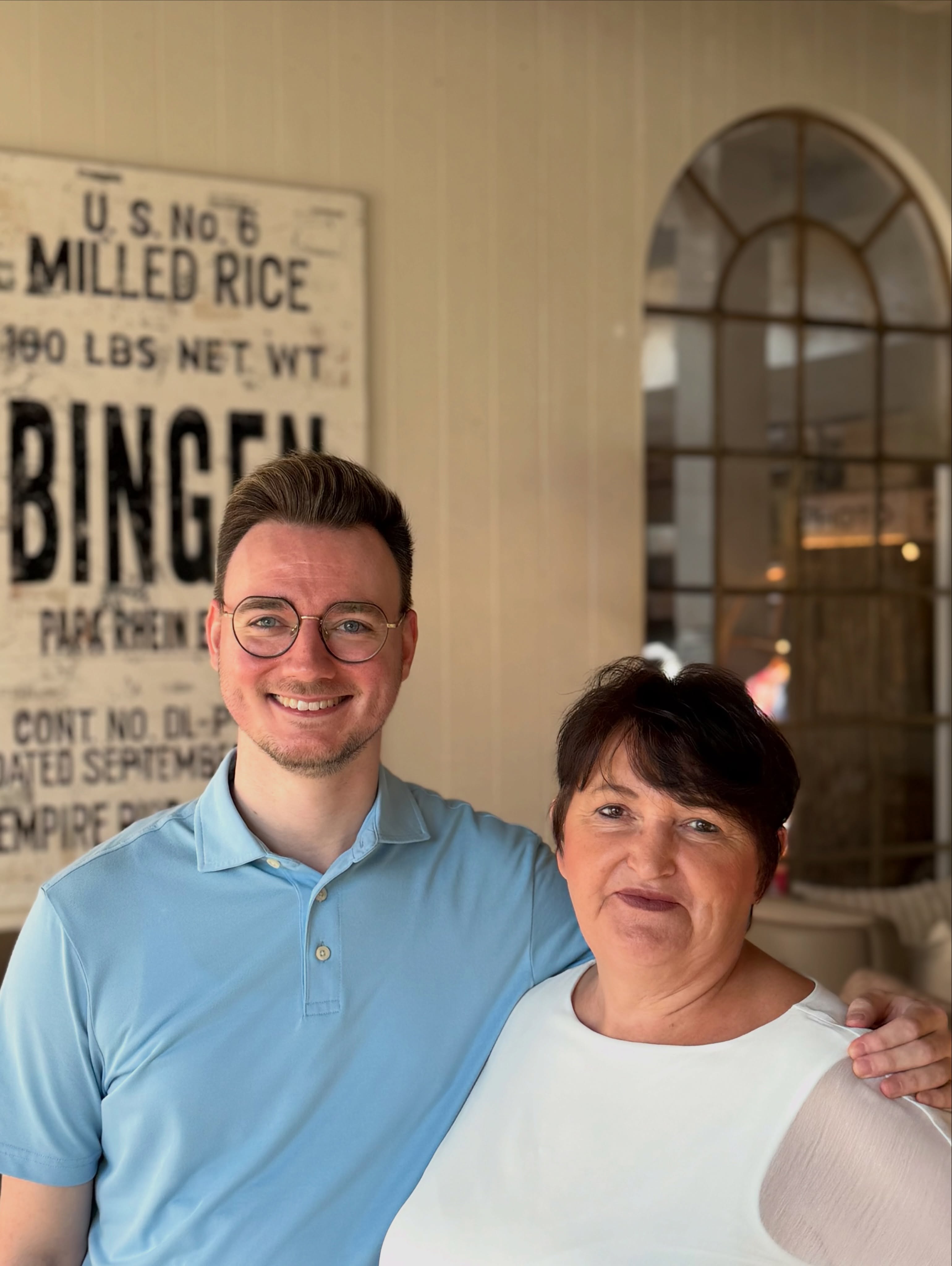 Meet the Crew⚓️  Maria bringt mehr als 20 Jahre Berufserfahrung mit. Bereits 17 Jahre war sie im Stammhaus der Familie Bolland tätig, bevor sie mit der Eröffnung des PAPA RHEIN eine neue Herausforderung annahm. Gemeinsam mit Maikel, der im Februar 2023 zum PAPA RHEIN dazugestoßen ist, leiten sie heute unser Housekeeping-Team.  Mit ihrer Erfahrung, ihrem Organisationstalent und ihrer Leidenschaft sorgen die beiden gemeinsam mit ihrem Team dafür, dass ihr Euch vom ersten Moment an bei uns wohlfühlt.  Wir sind stolz & dankbar, Euch beide als Teil unserer PAPA RHEIN-Crew zu haben! 💙  #paparheinhotel #crewlove #wennrausdannrhein