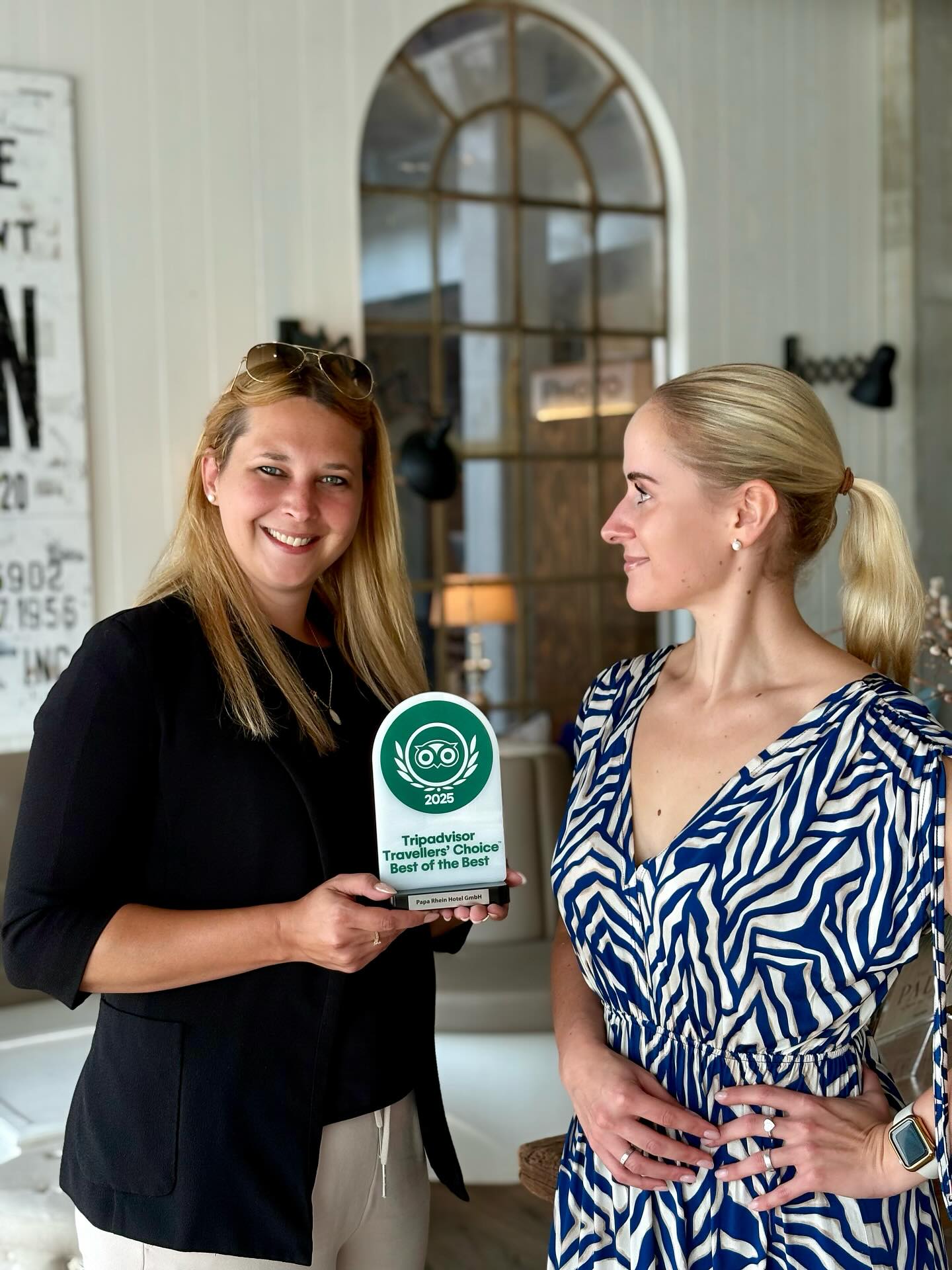 Der Travellers‘ Choice Best of the Best – Award wird von @tripadvisor auf der Basis von Bewertungen der Reisenden verliehen. 🏆  Dank eures Feedbacks und unserer Crew ⚓️ zählen wir zu den Gewinnern 2025. Das macht uns stolz und motiviert uns, noch besser für euch zu werden. 💪🏻  Kommentiert mal eure liebste oder lustigste Erinnerung an das PAPA RHEIN. Wir können es kaum erwarten, eure Stories zu lesen! 😊   1000 Dank für eure Begeisterung ❤️  Michelle & Nadine  #paparheinfeeling #wennrausdannrhein #bestofthebest #proud